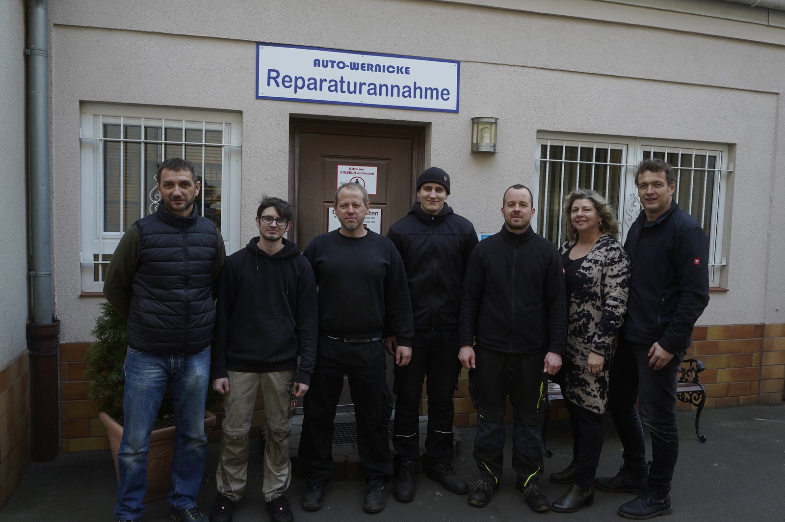 Das Team von Auto-Wernicke vor der Werkstatt