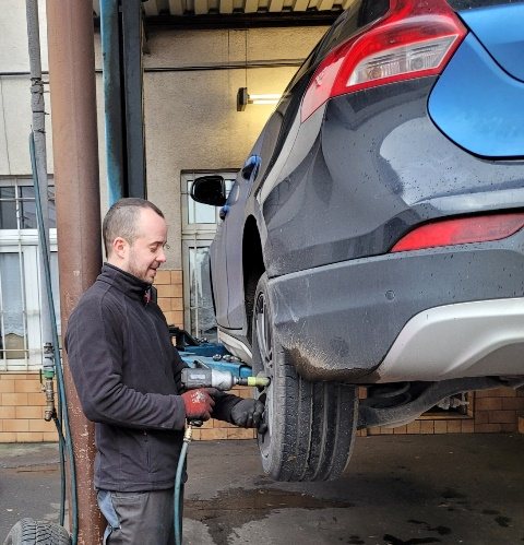Fahrzeug auf der Hebebühne in der Werkstatt Auto-Wernicke